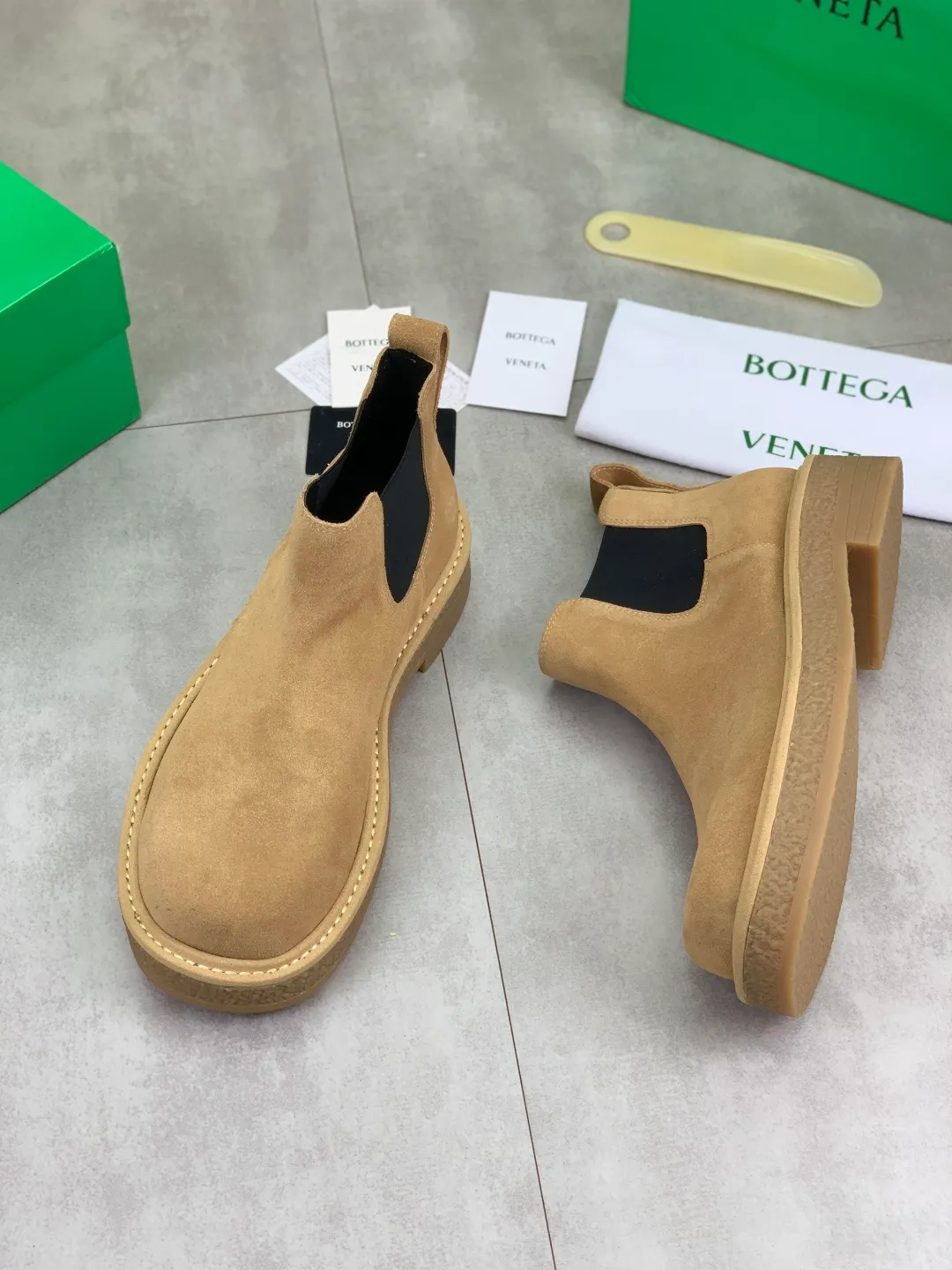 Men's men's shoes 💰P740 New model 💰 Top quality (beef tendon outsole series) 💎💎💎 BOTTEGA VENETA official website synchronizes the latest model, top version of the market's highest version of BV business leather shoes, accept material comparison, shoe type comparison, process comparison, practical and texture, versatile, suitable for any occasion, the more you look at it, the more flavorful it becomes. Pure hand-woven craftsmanship - upper material, imported original hand-woven calfskin - high-quality water-dyed sheepskin lining - original private model customized beef tendon outsole -Size: female 35-39 (34 40 customized) male 39-44 (38 45 customized) Comes with original BV green box, complete packaging.